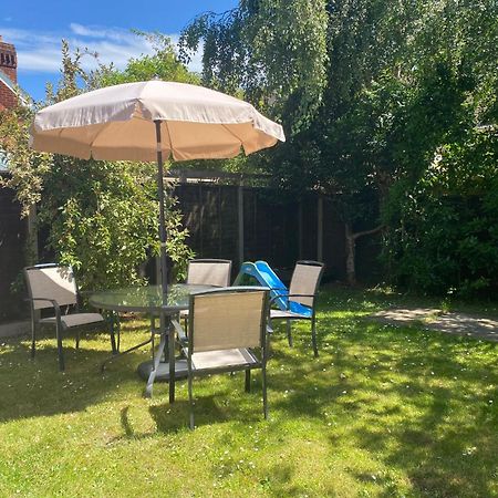 Chichester Retreat House With Free Parking Екстер'єр фото