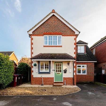 Chichester Retreat House With Free Parking Екстер'єр фото