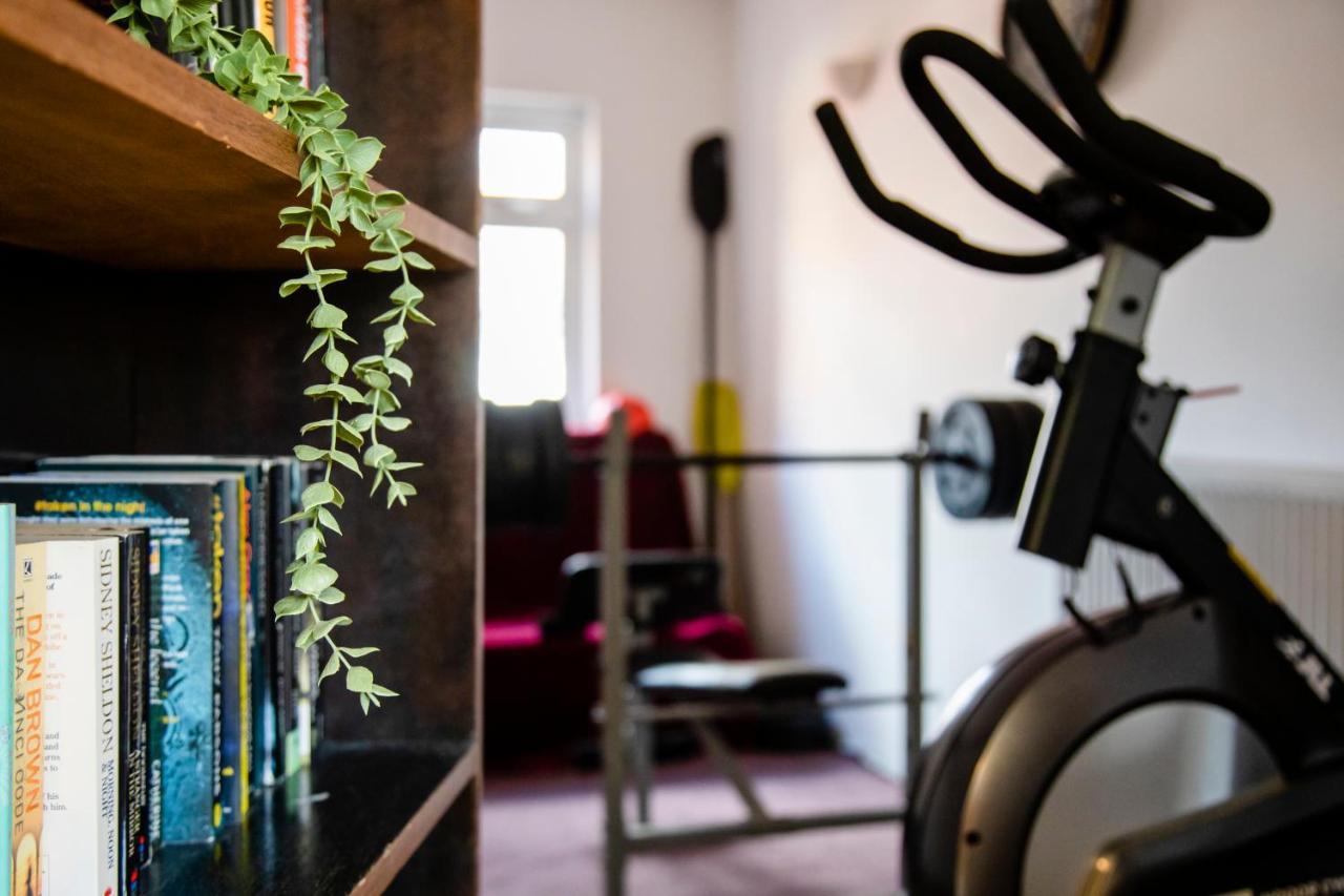 Chichester Retreat House With Free Parking Екстер'єр фото