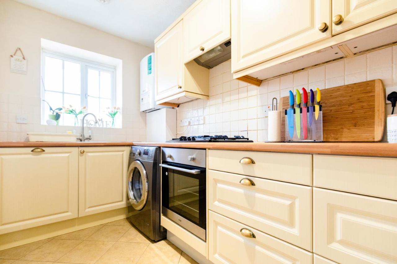 Chichester Retreat House With Free Parking Екстер'єр фото