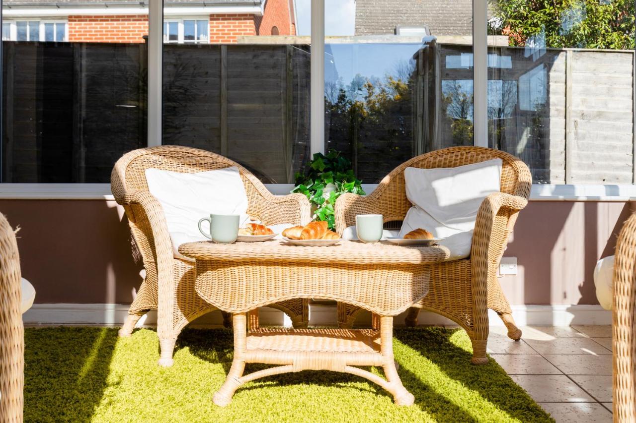 Chichester Retreat House With Free Parking Екстер'єр фото