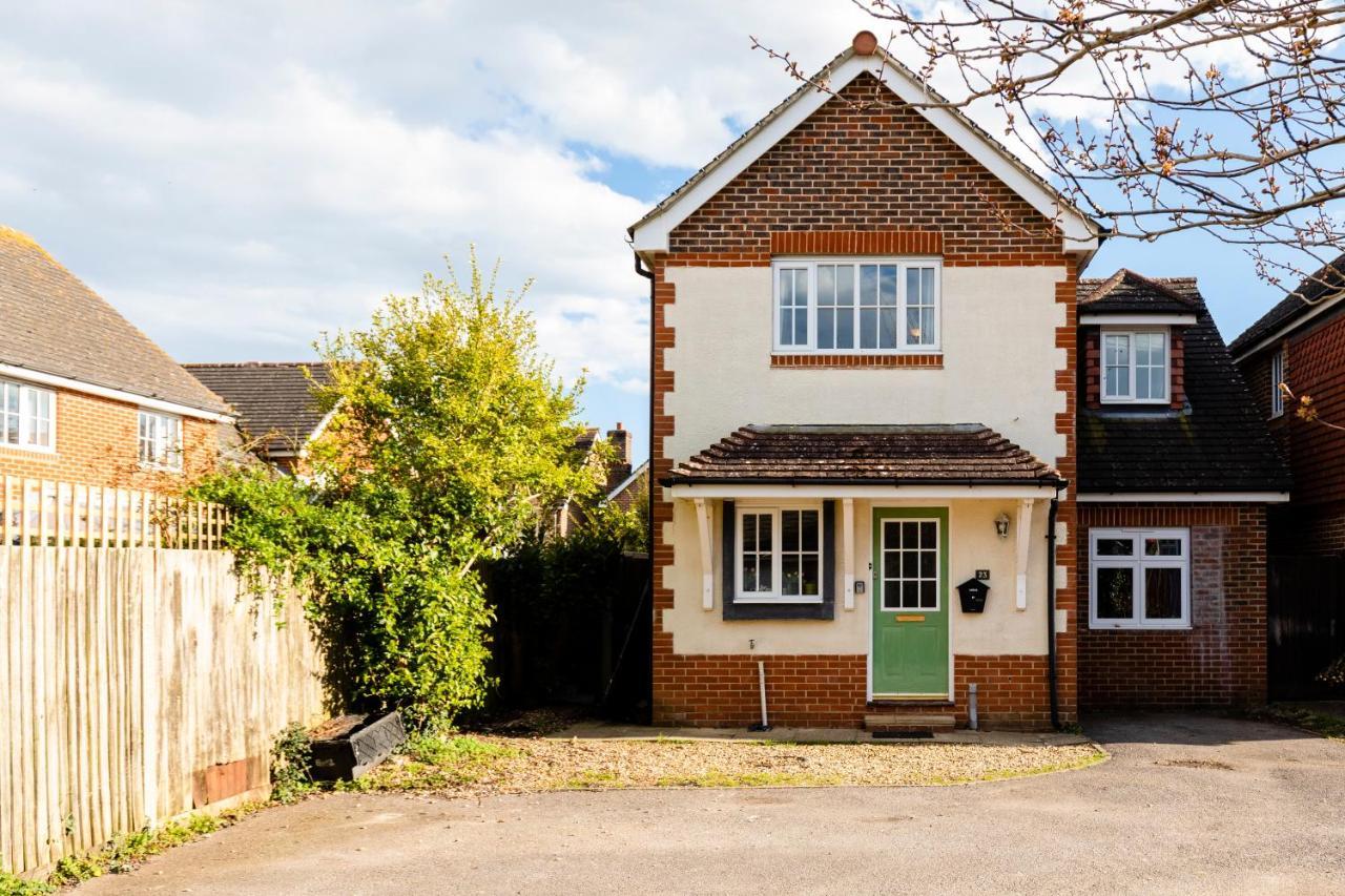 Chichester Retreat House With Free Parking Екстер'єр фото