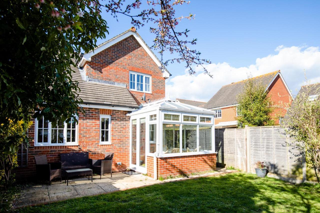 Chichester Retreat House With Free Parking Екстер'єр фото