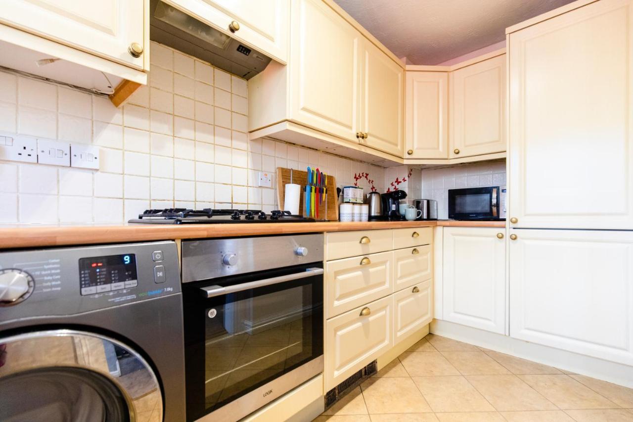 Chichester Retreat House With Free Parking Екстер'єр фото