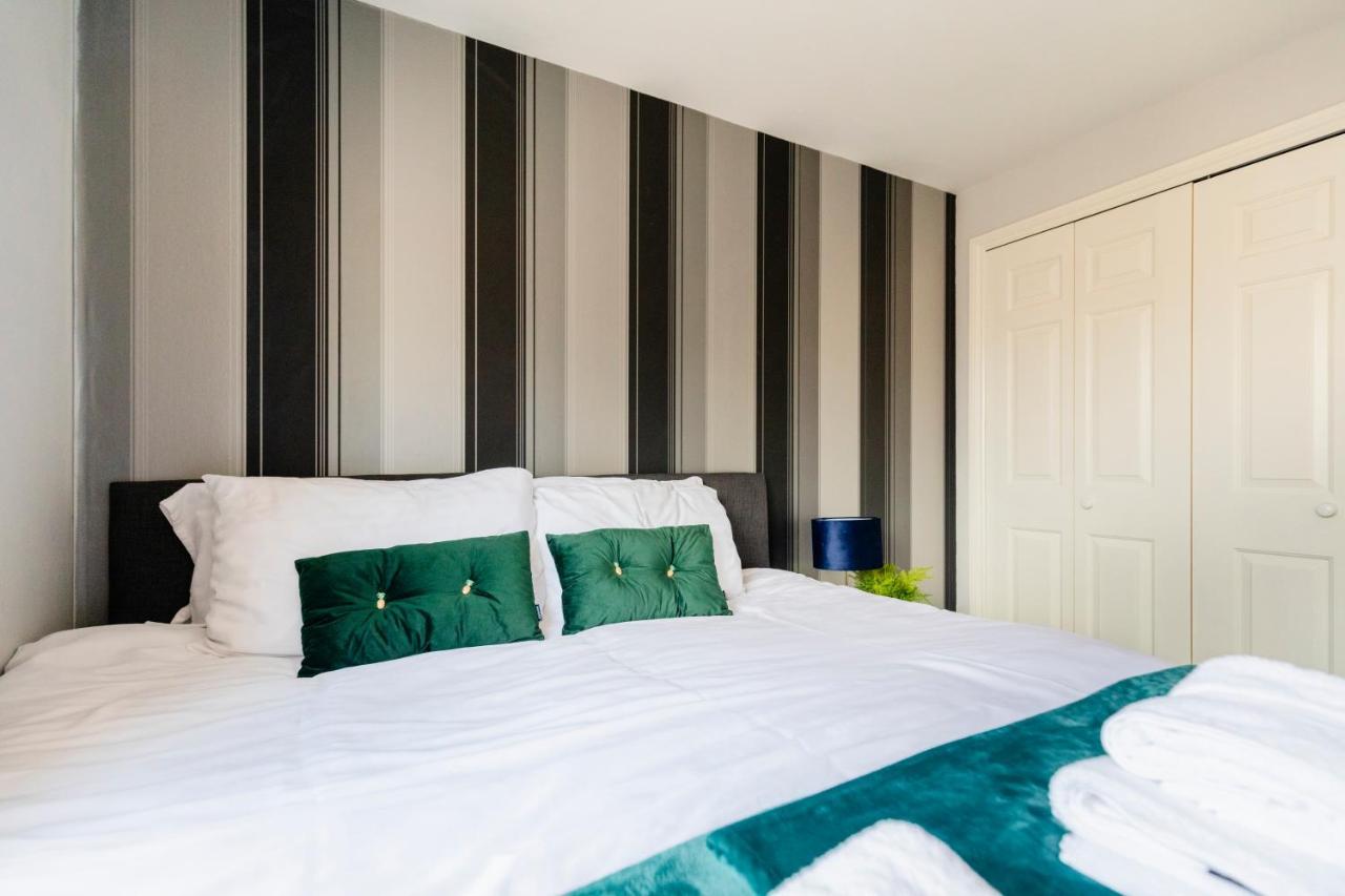 Chichester Retreat House With Free Parking Екстер'єр фото