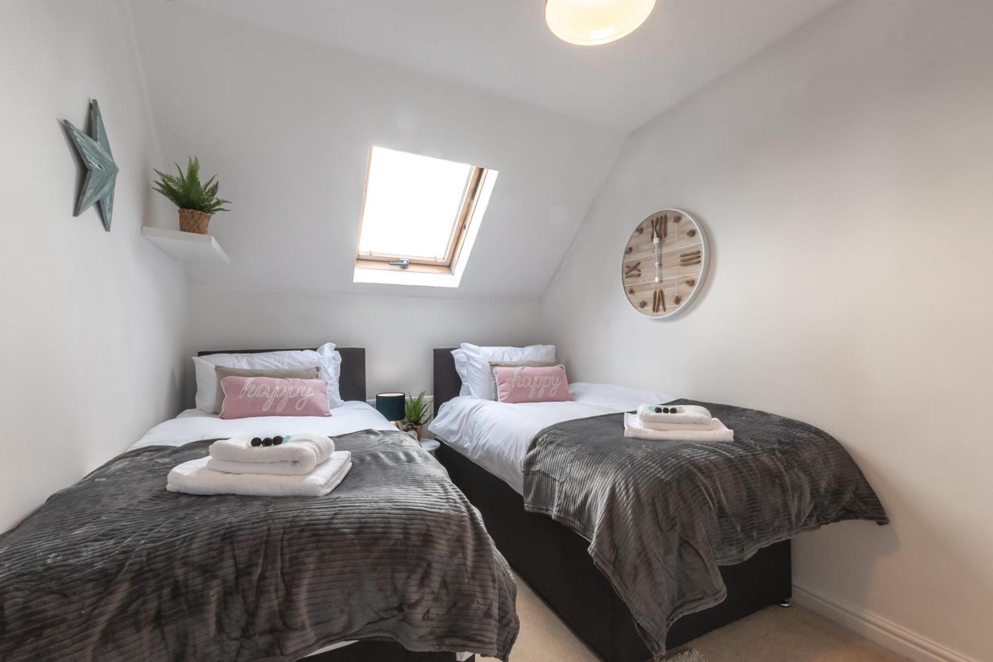 Chichester Retreat House With Free Parking Екстер'єр фото