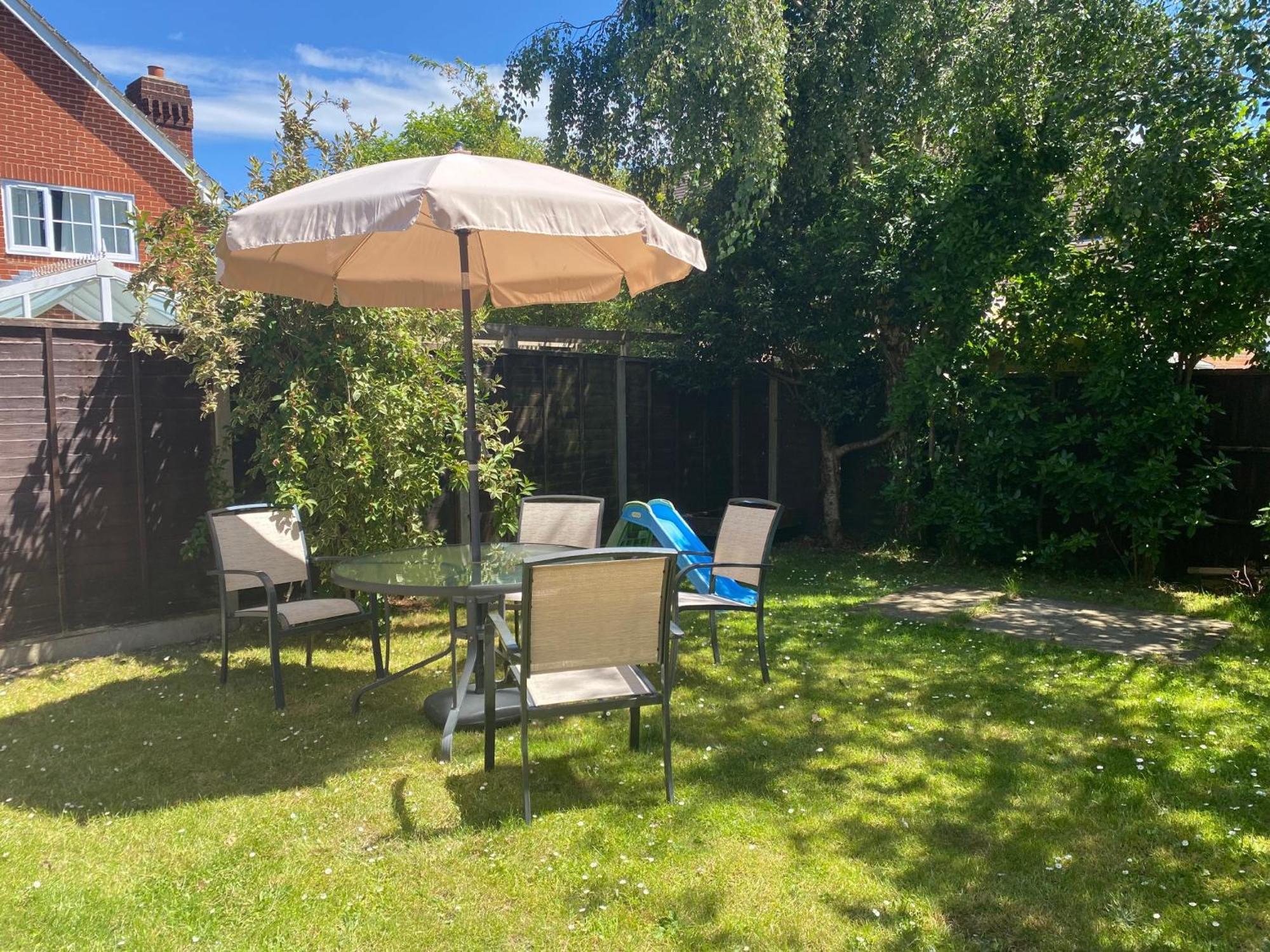 Chichester Retreat House With Free Parking Екстер'єр фото