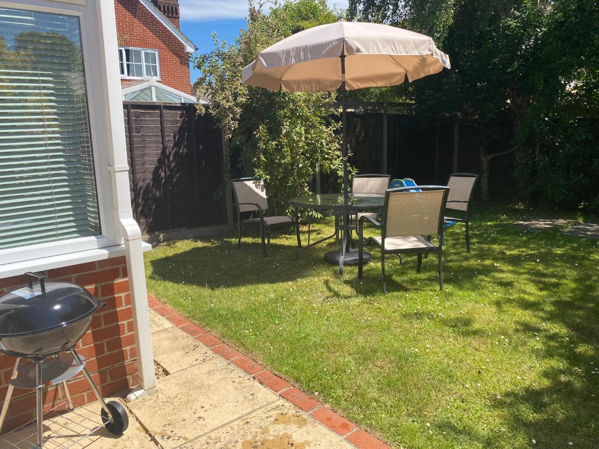 Chichester Retreat House With Free Parking Екстер'єр фото