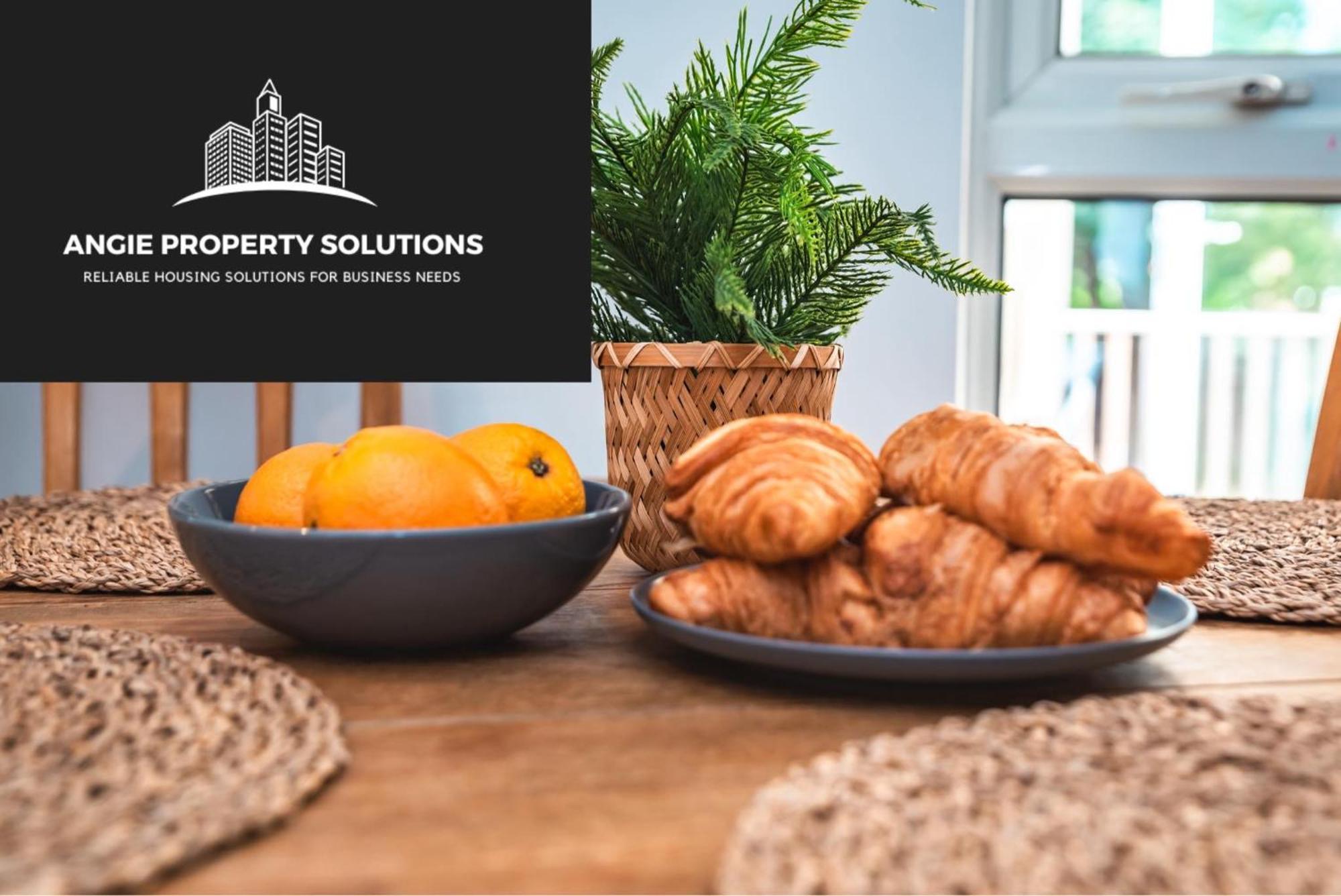 Chichester Retreat House With Free Parking Екстер'єр фото