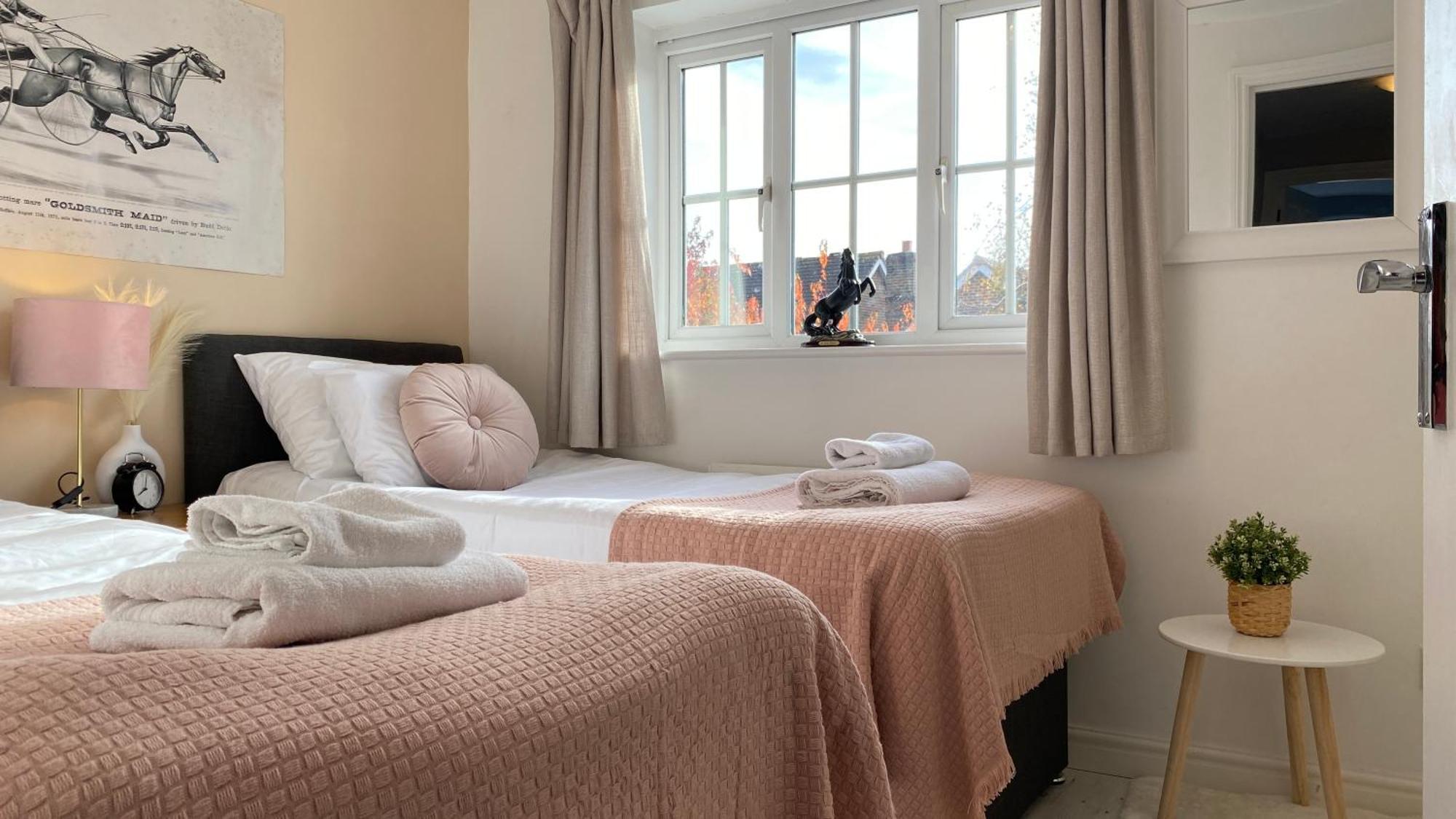 Chichester Retreat House With Free Parking Екстер'єр фото