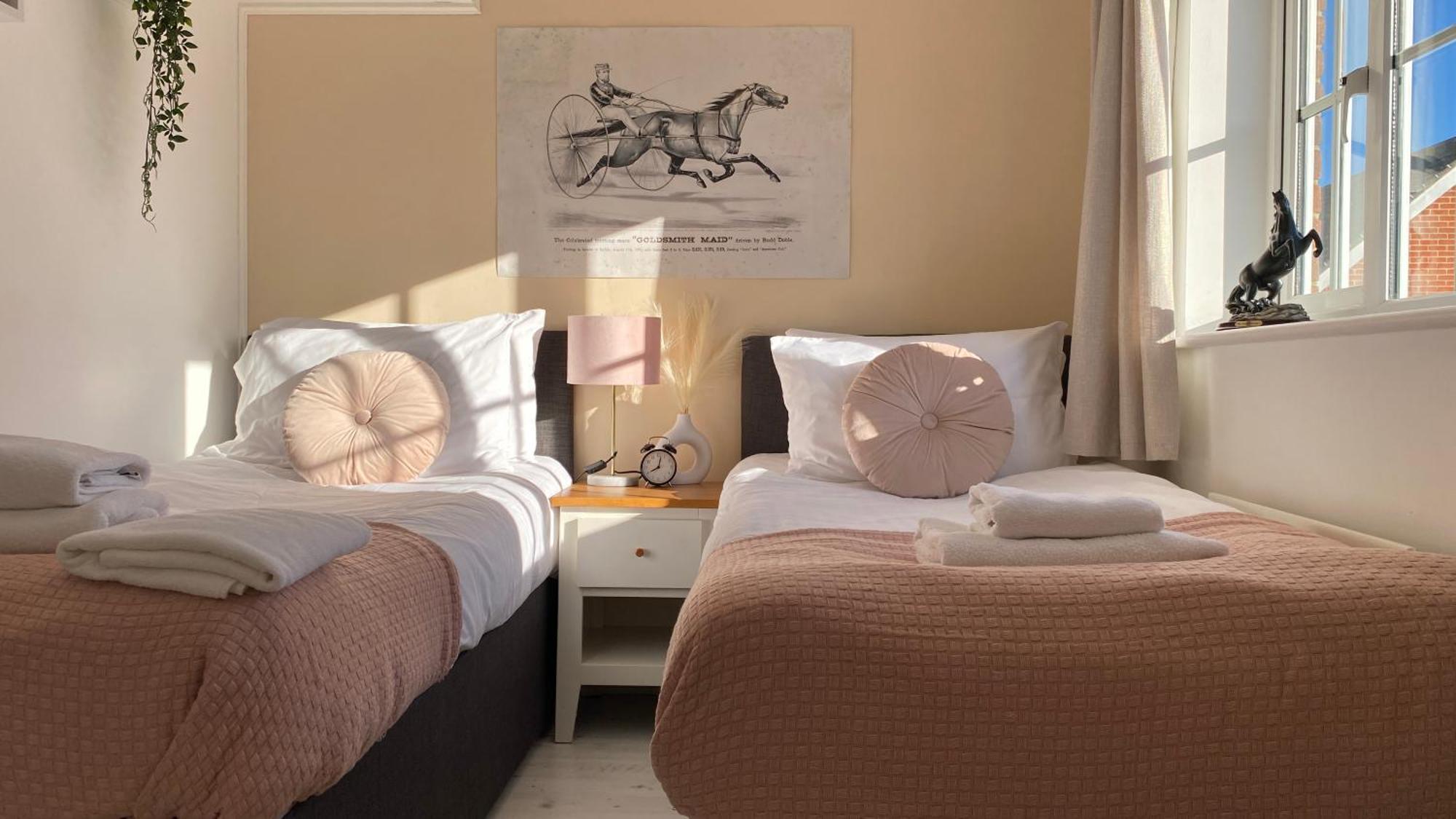 Chichester Retreat House With Free Parking Екстер'єр фото