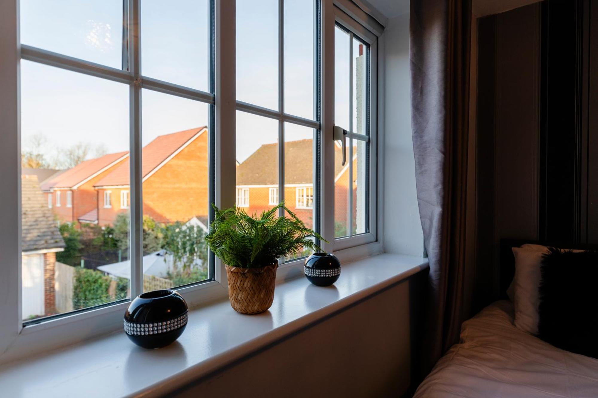 Chichester Retreat House With Free Parking Екстер'єр фото