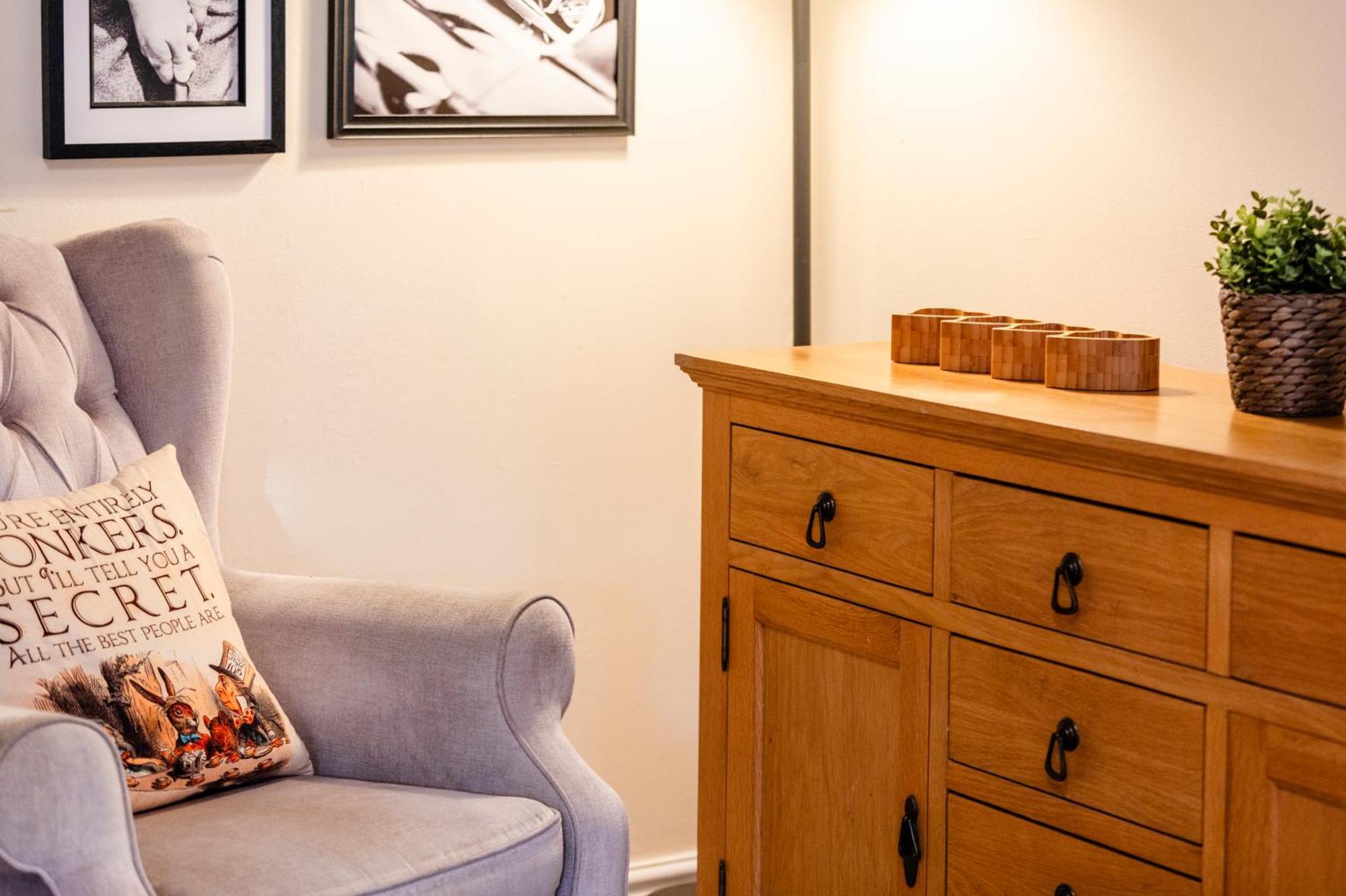 Chichester Retreat House With Free Parking Екстер'єр фото