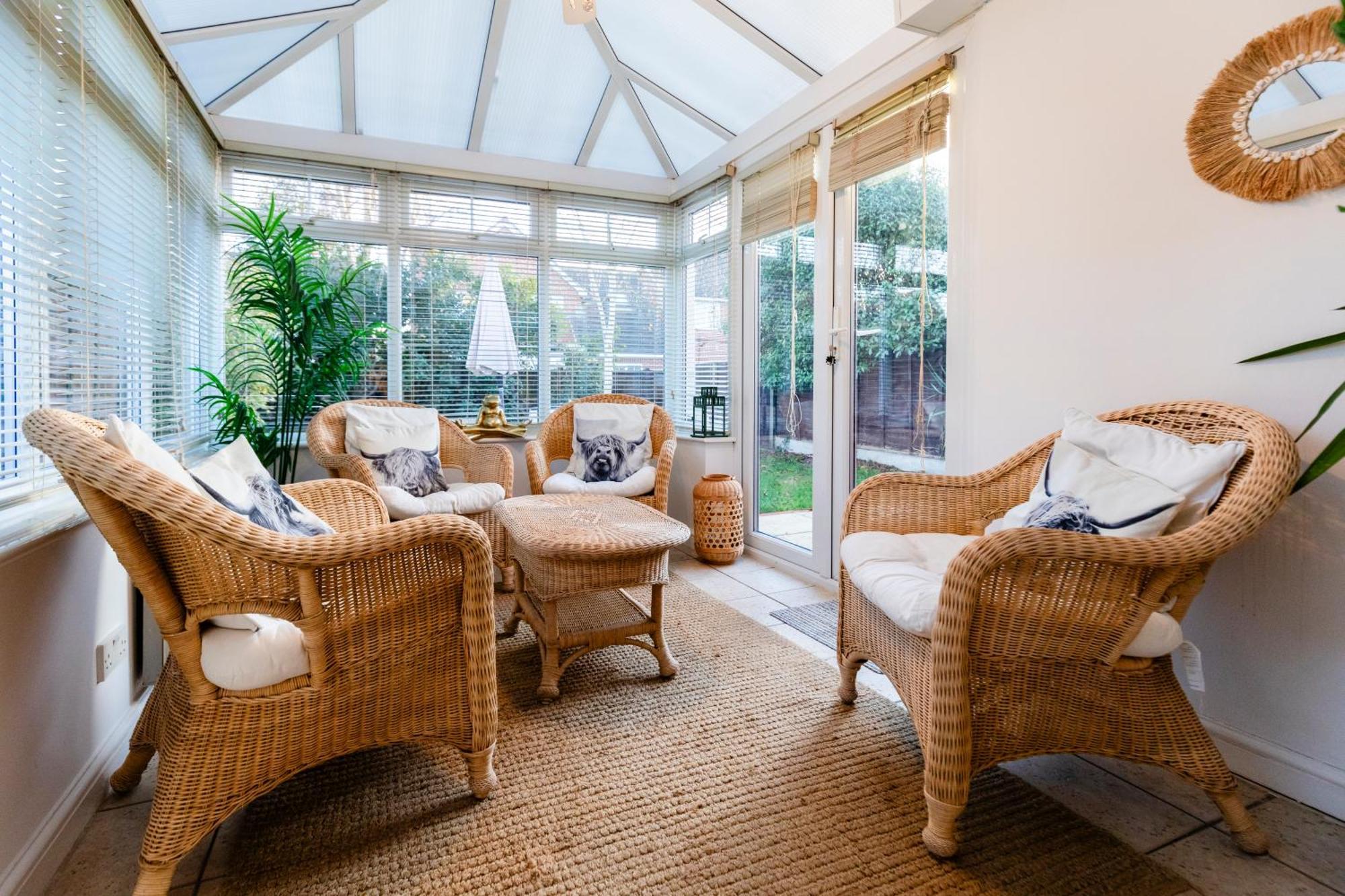 Chichester Retreat House With Free Parking Екстер'єр фото