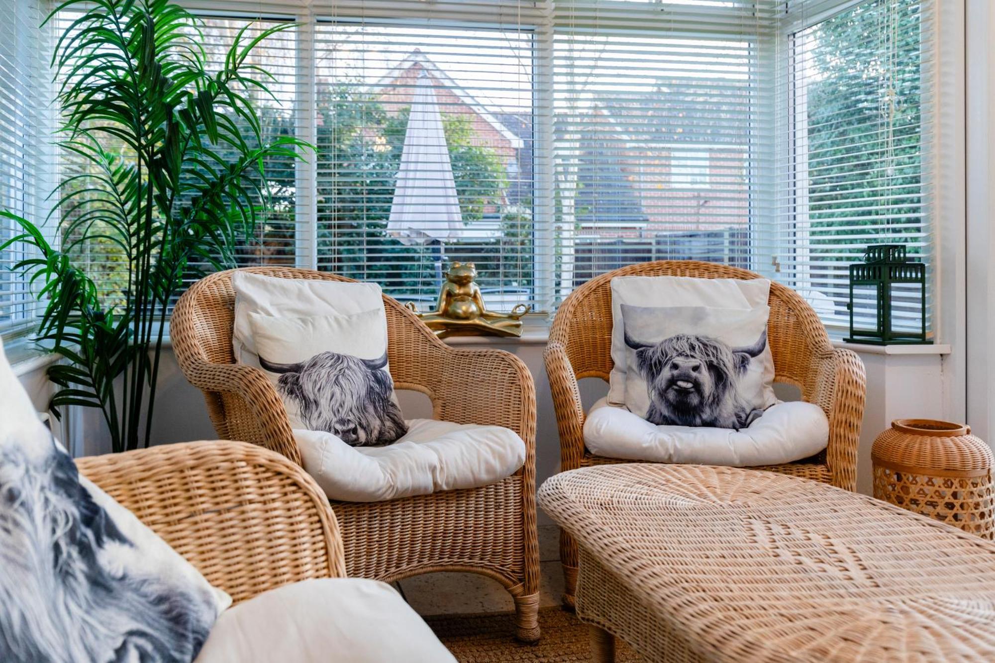 Chichester Retreat House With Free Parking Екстер'єр фото
