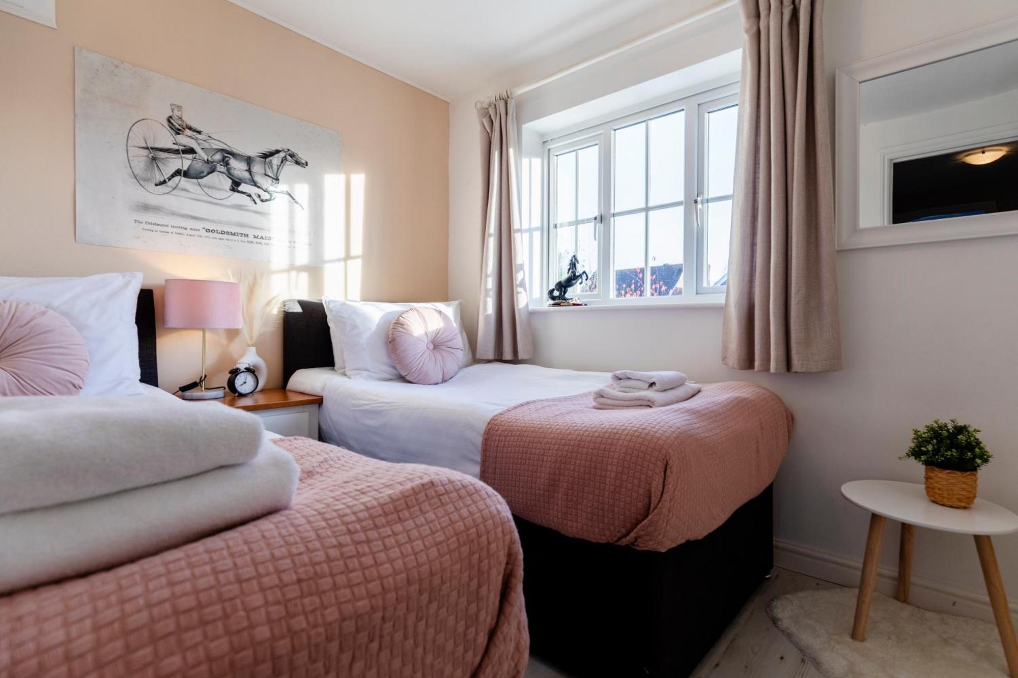 Chichester Retreat House With Free Parking Екстер'єр фото