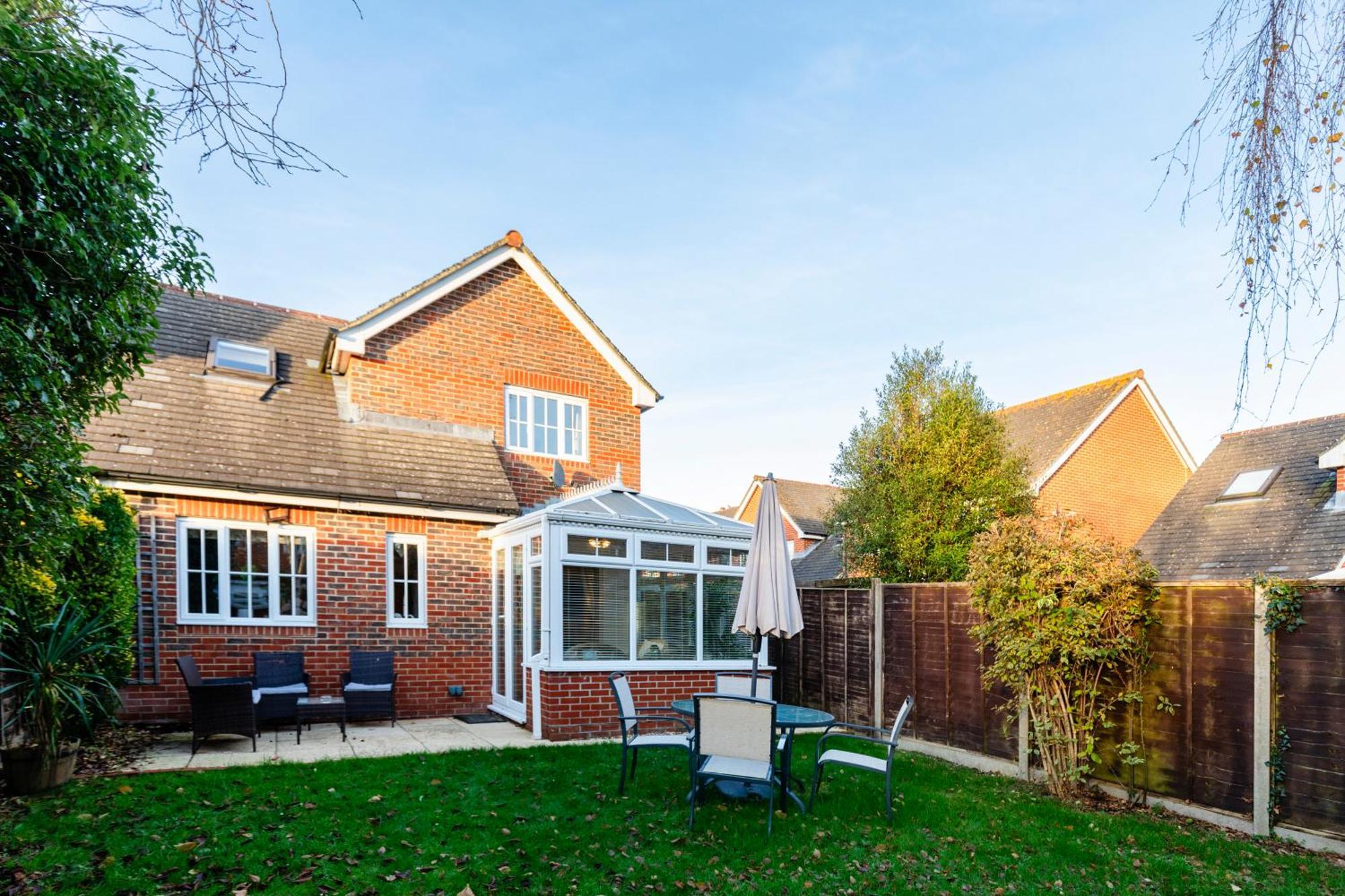 Chichester Retreat House With Free Parking Екстер'єр фото