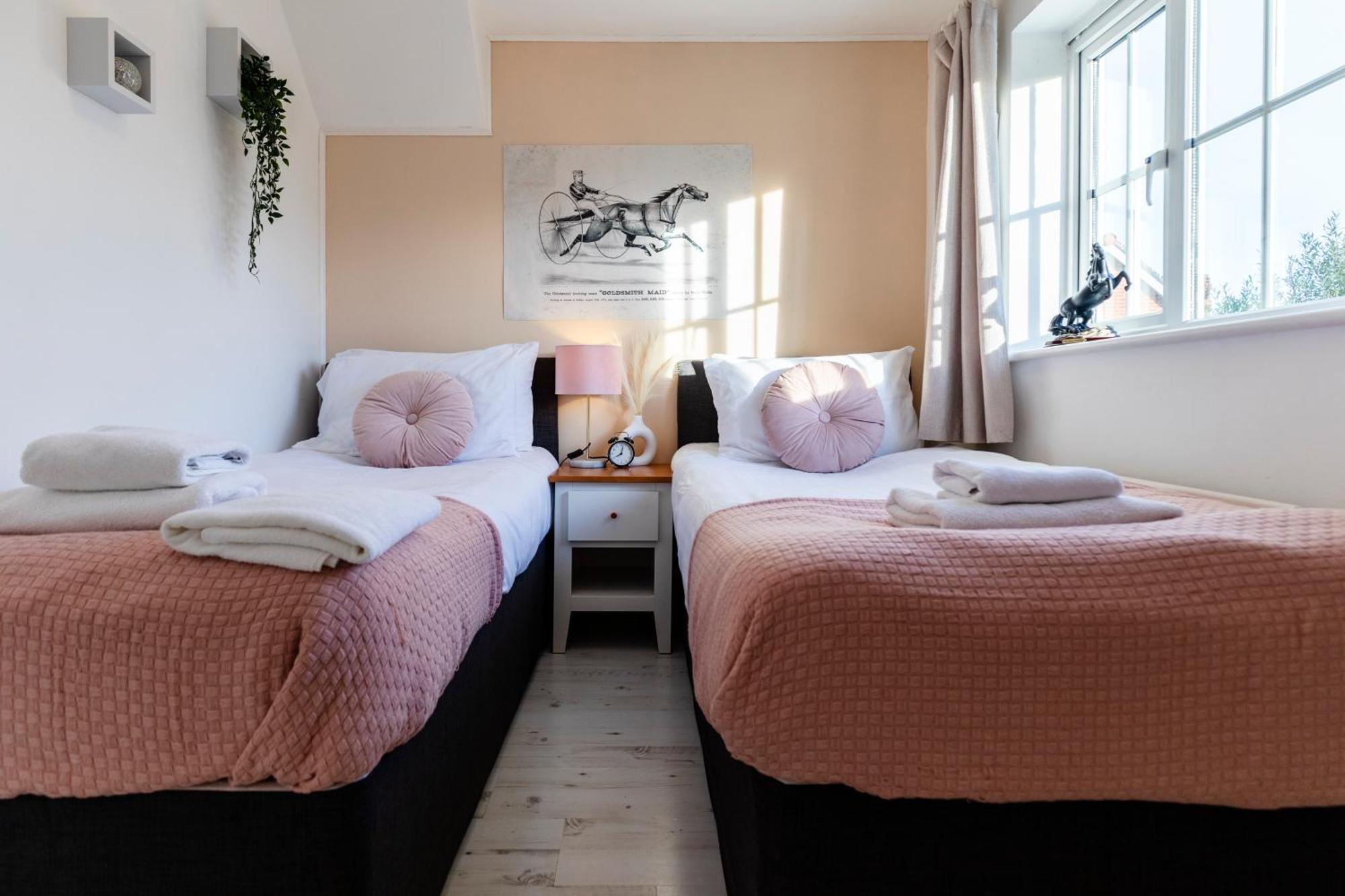 Chichester Retreat House With Free Parking Екстер'єр фото
